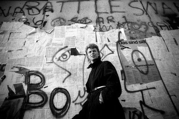 PAY-David-Bowie-the-Berlin-Wall